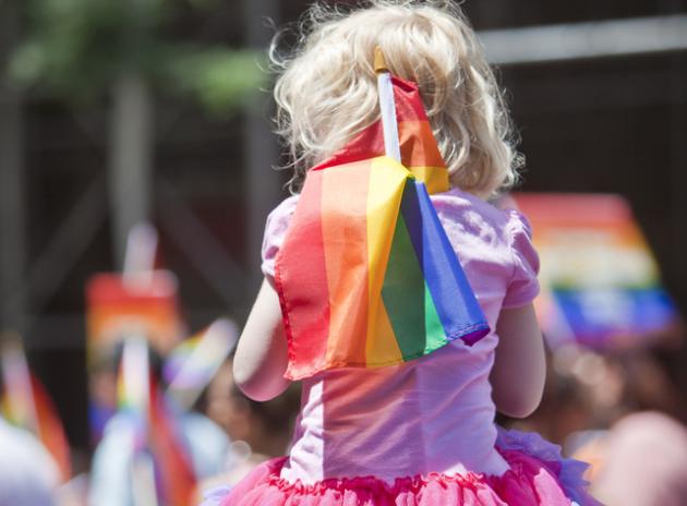 In Spagna passa la “legge trans” per i minorenni: femministe contrarie, si spacca la sinistra riformista