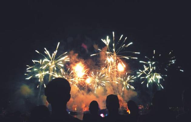 Botti capodanno 2024, feriti in tutta Italia, a Napoli morta donna colpita da proiettile vagante, a Roma due uomini hanno perso le mani, 11enne ha perso un occhio
