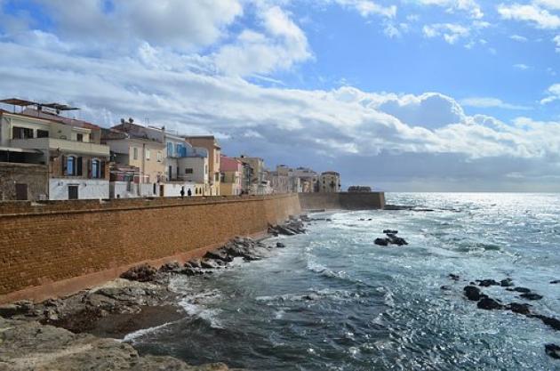 Alghero, operatore ecologico spara a due superiori alle gambe e poi si suicida: conto in sospeso di 150 euro