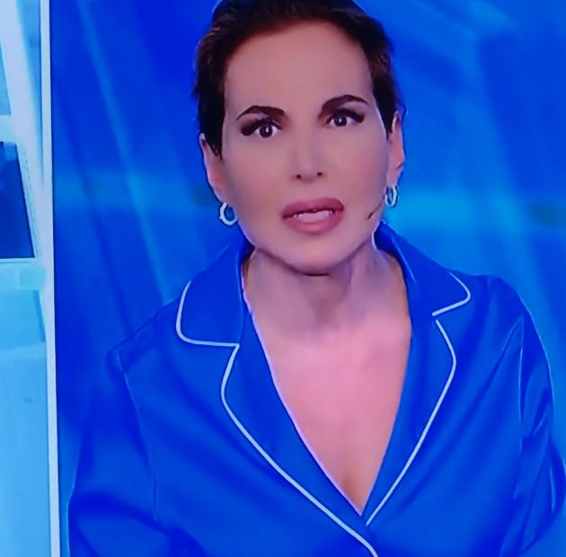 Perché Barbara D'Urso conduce in pigiama Pomeriggio Cinque