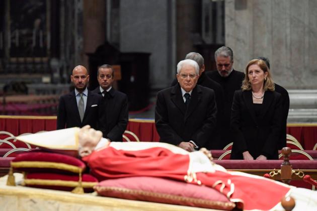 Benedetto XVI, da oggi la salma nella Basilica di San Pietro. Centinaia di fedeli rendono omaggio a Ratzinger