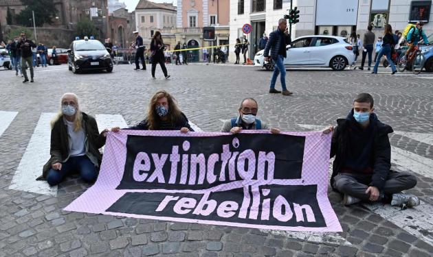Uk, gli ecologisti di Extinction Rebellion: “Basta coi gesti plateali”. Si spacca il movimento ambientalista