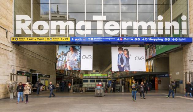 Turista accoltellata a Roma Termini, ipotesi di tentato omicidio. Le condizioni della vittima sono “serie ma stabili”