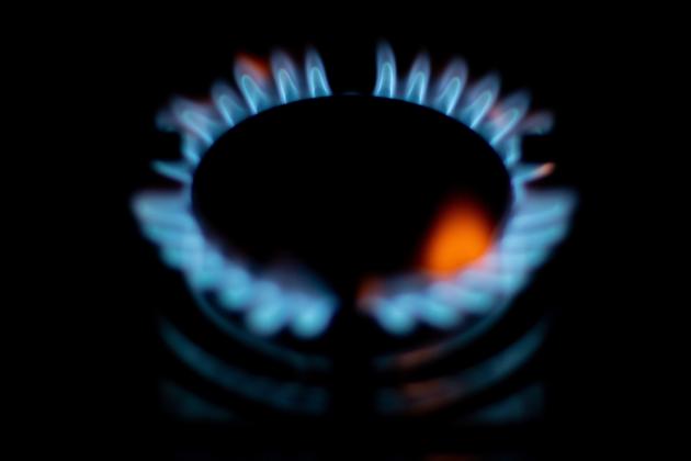 Gas, Arera: "Bollette mercato tutelato aumentate del 23,3% a dicembre.  Nel 2022 spesi 1866 euro a famiglia"
