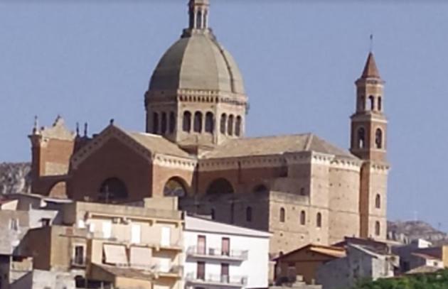 Favara, donna trovata a fare i bisogni in strada di fianco a supermercato