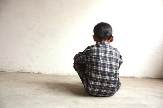 Bimbo di 4 anni picchiato dalla mamma e dalla nonna a Caltanissetta. Tolta la potestà dal gip dopo la scoperta di lividi delle maestre