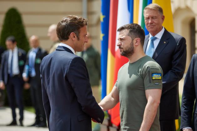 Ucraina, Macron insiste e annuncia l'invio di nuove armi: "Pronti 