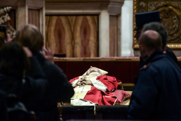 Rogito Benedetto XVI, il testo completo inserito nella bara: cosa c'è scritto