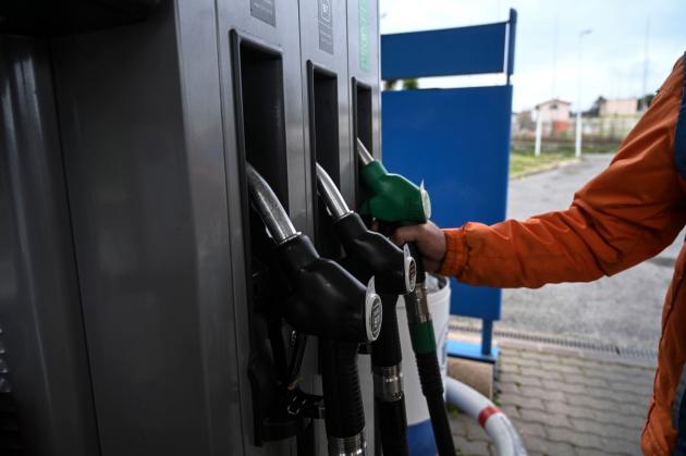 Carburanti, salgono ancora i prezzi benzina e diesel: gasolio a 2,5 euro al litro in autostrada