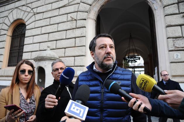 Benzina, Salvini: "Speculazioni in corso. Parlerò con Meloni delle accise". Procura di Roma apre indagine su rincari