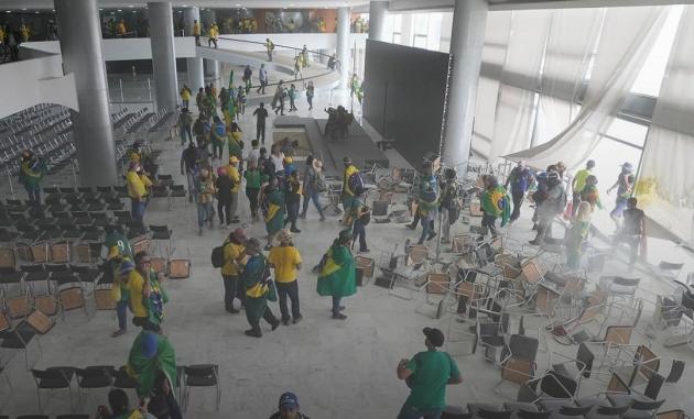 Assalto al Parlamento in Brasile, almeno 400 arresti. Bolsonaro condanna il gesto, rimosso il governatore di Brasilia