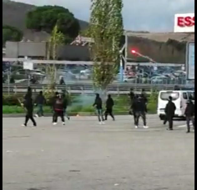 Rissa fra ultrà di Roma e Napoli in una stazione di servizio sull'A1. Salvini: "Mai più allo stadio"