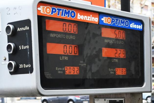 Benzina, terminato vertice Governo-GdF sui rincari: ipotesi norma su trasparenza nel mercato carburanti
