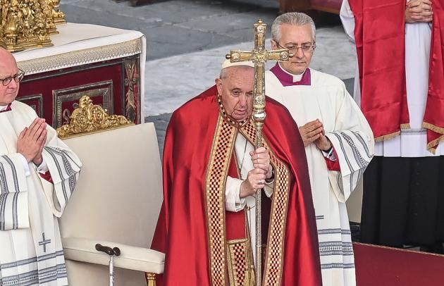 I Vescovi tedeschi sfidano Francesco sulle coppie omosessuali, monsignor Georg: "Rischio addio all'unità della Chiesa"