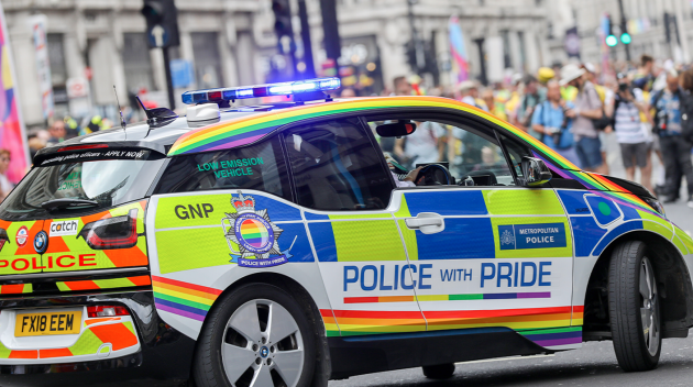 Uk, la polizia “arcobaleno” sborsa 66mila sterline in automobili e gadget a tema Lgbt 