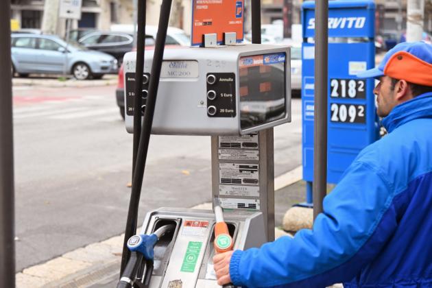 Benzina, decreto spacca la maggioranza: FdI vuole trasparenza e reintegra accise, ma FI chiede di tagliarle