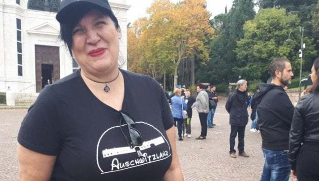 Selene Ticchi, indossò la maglietta ""Auschwitzland" a Predappio: assolta perché non è reato