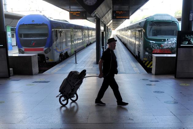 Sciopero oggi 10 novembre 2023, treni a rischio: stop di 24 ore di addetti alle pulizie e personale ristorazione in appalto esterno