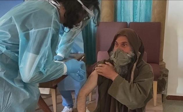 Covid, il missionario Biagio Conte si fa vaccinare in Sicilia e imita Speranza: “Vaccinatevi tutti” 