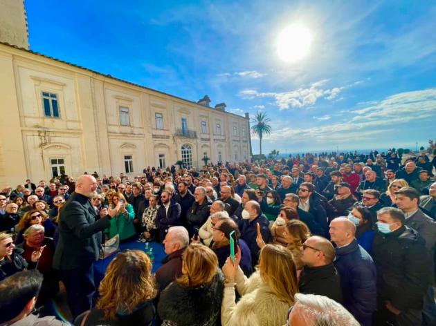 Primarie Pd, Bonaccini improvvisa comizio in piedi su una sedia perché "troppe persone in sala". Ma erano in 500