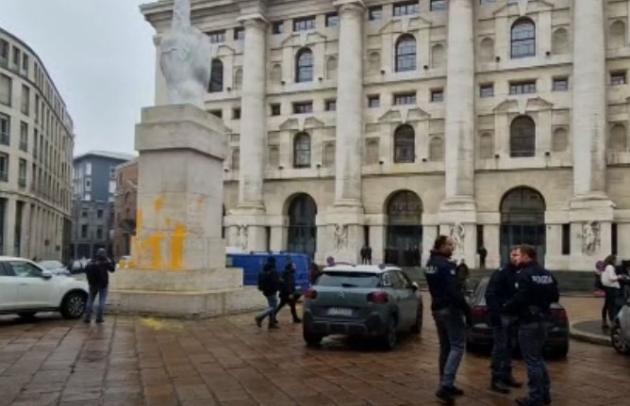 Milano, Ultima generazione colpisce ancora: imbrattato il dito medio di Cattelan