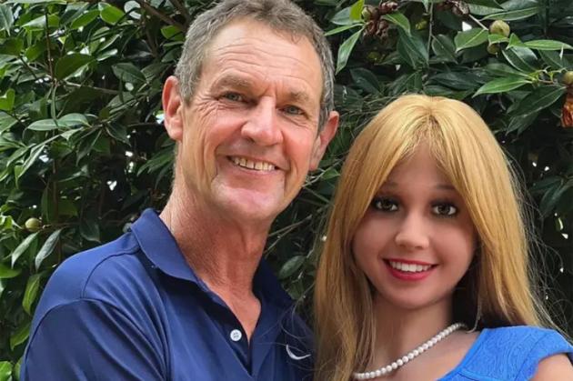 Lasciato dalla fidanzata, si innamora e si fidanza con una bambola gonfiabile che presenta alla madre