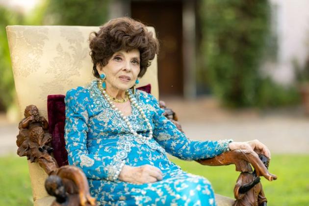 Gina Lollobrigida, rissa fuori dalla sua camera dopo la morte: l'amico aggredito dall''ex marito Rigau
