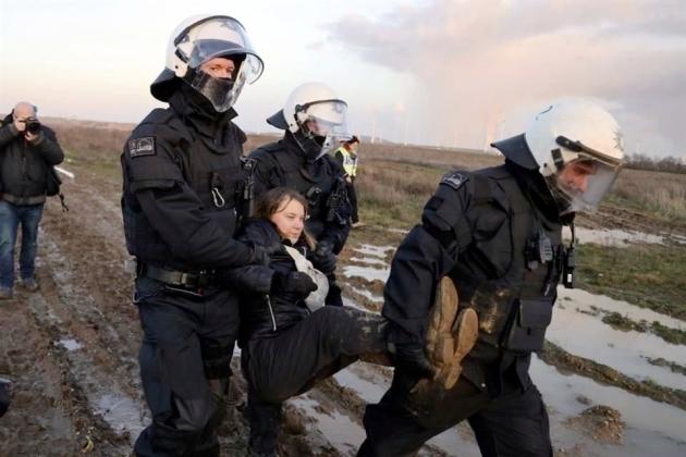 Proteste a Lützerath (Germania), Greta Thumberg rilasciata dai poliziotti tedeschi dopo l'arresto