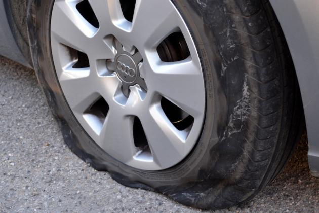 Milano, ecologisti bucano le gomme di decine di suv. La Lega: “Talebani dell’ambientalismo”