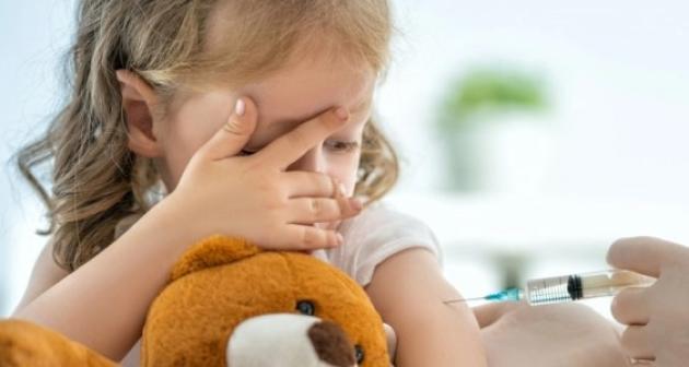 "Bambini con vaccino Covid più contagiosi di quelli senza", la ricerca secondo cui vaccinare se stessi per proteggere gli altri non funziona