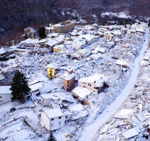 Amatrice sepolta dalla neve, il sindaco: “Situazione disastrosa”. Draghi diceva: “Lo Stato vi è vicino”