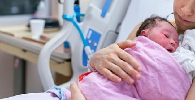 Roma, il padre del neonato morto durante l’allattamento accusa l’ospedale: “Mia moglie è stata ignorata dopo il parto”