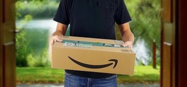 Amazon, in Gran Bretagna i lavoratori si preparano al primo sciopero: “I robot sono trattati meglio”