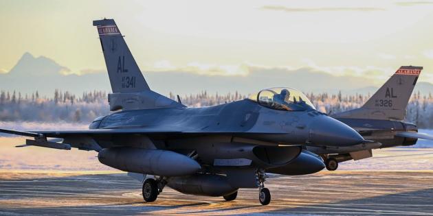 Ucraina, dopo i carri armati Zelensky ordina i caccia F-16: Polonia e Olanda pronte all'invio