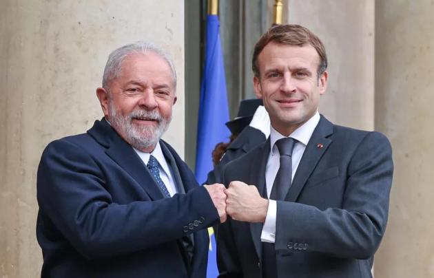 Francia, Macron bussa alla porta del “compagno” Lula: “Riapriamo filo diretto col Brasile”