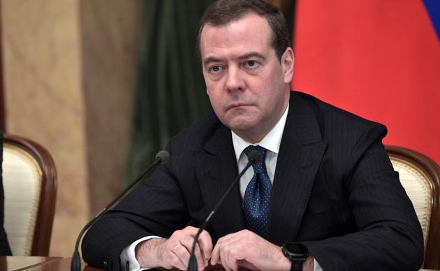 Dmitry Medvedev contro l'ipocrisia di Crosetto: "Inviare le armi a Kiev per fermare la guerra? Sciocco raro"
