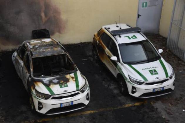 Auto polizia locale incendiate a Milano da molotov: indaga anche la Digos sulla pista anarchica