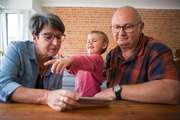 Cassazione, ribaltata sentenza che riconosceva ai nonni il diritto di vedere i nipoti: "Non si pu&ograve; costringere i bambini"