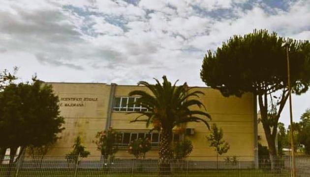Latina, prof di religione inviava foto hard ad almeno 3 studenti: allontanato, scatta l'indagine