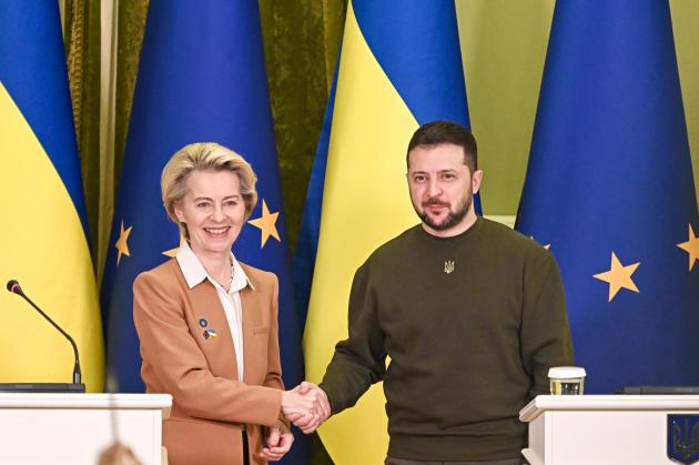 Vertice Ue a Kiev sotto l'allarme antiaereo: Von der Leyen annuncia nuove sanzioni, Lavrov: "Ci boicottano"