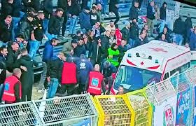 nterrotta partita Como-Frosinone, 23enne ha un infarto e cade dagli spalti: è gravissimo