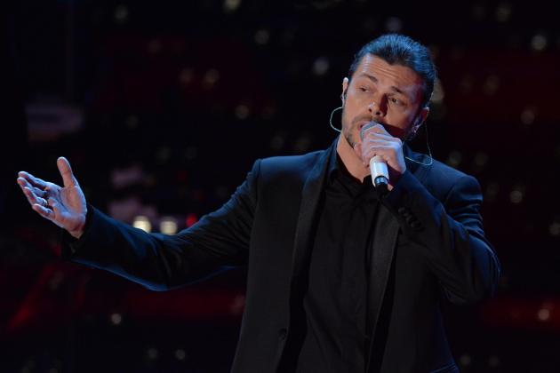 Gianluca Grignani, malore improvviso per il cantante 51enne durante un concerto in un locale di Piacenza