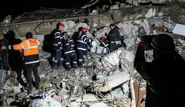 Terremoto,  dall’Ue nessun soccorritore in Siria: “Serve ok di Damasco”. Al lavoro solo i soldati russi