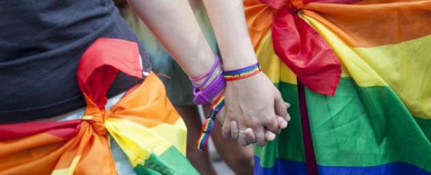 Coppie gay, la Chiesa anglicana dice sì alla benedizione (ma non al matrimonio) 