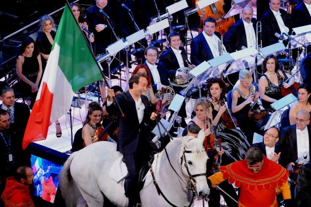 Sanremo, dopo la Divina commedia, l’inno di Mameli e la Costituzione a Benigni resta solo lo statuto del Pd