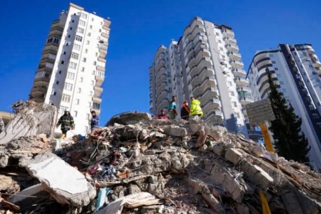 Sisma Turchia e Siria, oltre 29 mila morti. 100 costruttori arrestati: non rispettavano normative del 1999