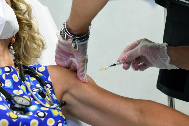 Vaccino Covid, Gimbe, crollano dosi booster: 4/a dose al 31,1% e quinta al14,8%. Dubbi sull'efficacia