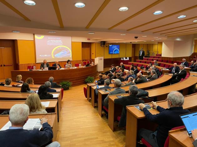 Automotive, investimenti a -25% in 10 anni per il passaggio all’elettrico e 500 imprese a rischio chiusura