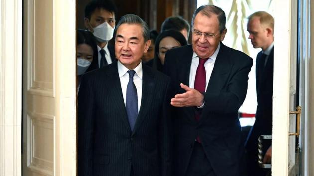Cina, piano di pace per la guerra in Ucraina in 12 punti: no sanzioni alla Russia e cessate il fuoco