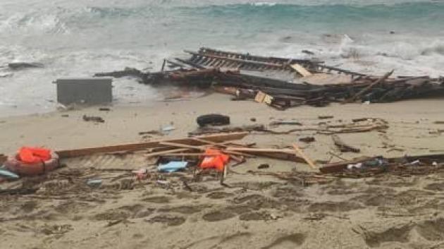Naufragio a Crotone, fermato lo scafista turco. Meloni: "Bloccare partenze dei migranti"